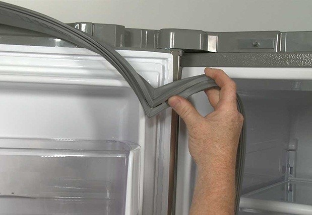 Waarom de koelkast hard bevriest en wat te doen - veelvoorkomende oorzaken en manieren om storingen te verhelpen