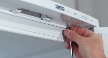 Sådan fjerner du topdækslet på køleskabet selv